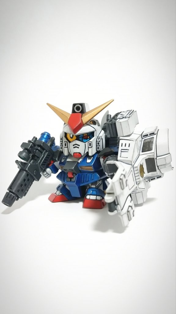 頭の左にあるアンテナを動かすと、目がスコープモードに変わるギミック。ガンビークルの車体部分はデカイ盾になってます。