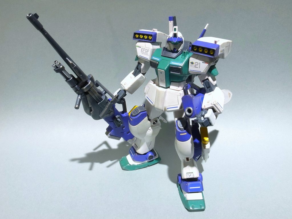 HG1/144ビームマスターを購入しまして、最初の1週間でまずはカラーリングの図案。個人の趣向としてもっと黒やグレーを多用したい私ですが、ジムですし。連邦の量産機ですし。「パイロットである @ys_waiz 大尉は当機を自分色である黒や紫の派手な機体色に企んでいたが、上官に”ネオ・ジオンじゃあるまいしジムⅢと判らないような配色は認めない”と許可が降りなかった。それでもパーソナルカラーのバイオレットを許される範囲内で部分的に自費でペイントしてしまった」という設定でどうでしょう。次の2週間で塗装作業。もとのビームマスターがオレンジ色なのでね、キレイに全塗装できるかチャレンジでした。なので下地剤サーフェイサーは必須、タミヤ ファインサーフェイサーホワイト使用。結果、成型色オレンジ部→ホワイト、グレー部→コバルトグリーン、イエロー部→ガンメタリックという色替えは上手くいったでしょうか。初めてのスプレー塗装。色々難しいですね。技術もですけど周りを汚さない作業等も。とくに初スプレーとなったサーフェイサーが下手でした、ムラ・液ダレ残りまくり。色を塗り変えるという意識から多く吹きすぎたのかも。缶スプレーで大きく色を変え、細かいところはもちろん筆塗り。エナメル塗料(タミヤ)と水性ホビーカラー(クレオス)の両方を試してみたんですが、水性ホビーカラーかなり良いですね。何年か前に