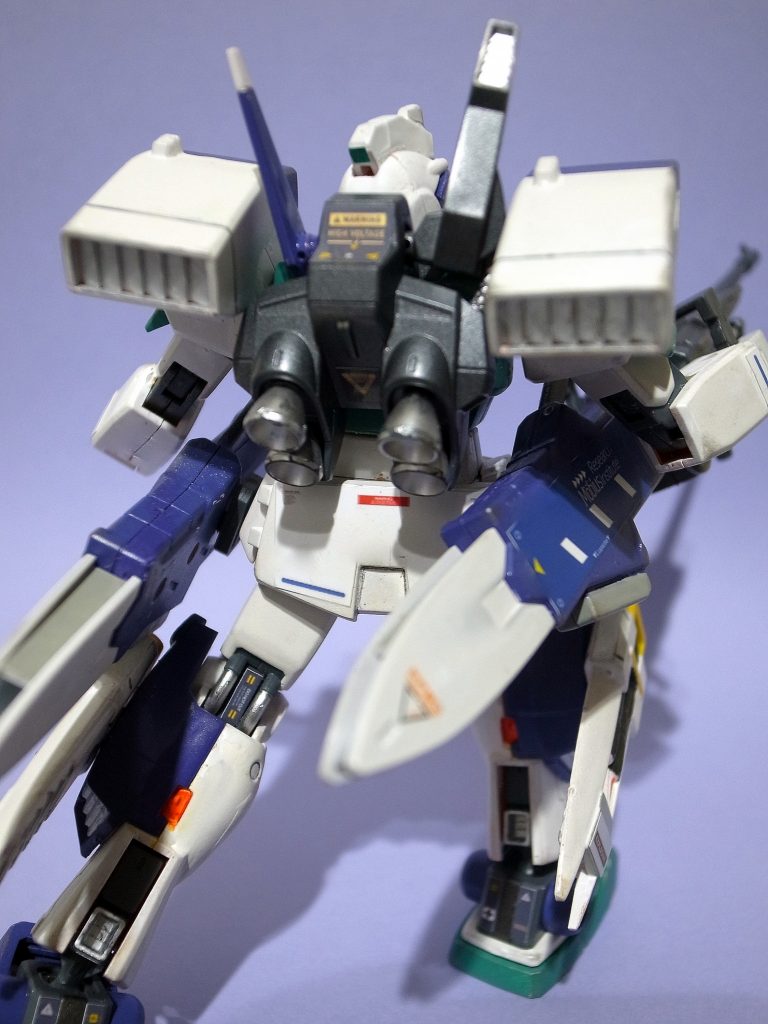 ダラダラと長文になってごめんなさい、初作品・初作業だし感想も多くなりました。初作品にジム系を選んだのは正解だったかも。カーブ形状パーツの多いジオン系よりも角張ったガンダム・ジム等の連邦機体のほうが比較的簡単だと言われてるのが実感できました。(ジオン機体のほうが好きなんだけどね…)というか、ビームマスターを買ってきたのも消去法。本当はデナン・ゲーとかギラ・ドーガとかマラサイとかガーベラ・テトラが好みで買いたかったんですが、最近のガンプラブームをナメてました。こんなに欲しい物が買えない品薄状態だったとは。とはいえ、部屋に数箱