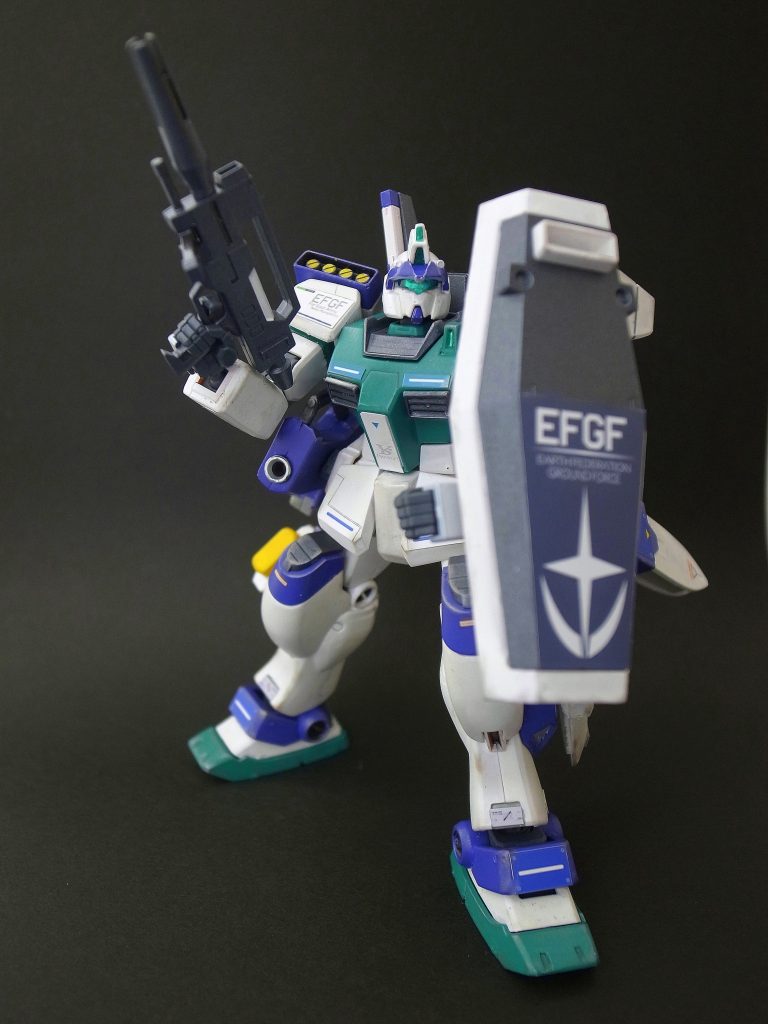 RGM-86RBM ジムⅢ 後方支援型頭頂高18.0m 本体重量43.4t地球連邦軍 ニューホンコン・ベース 第2守備中隊1番機武装:頭部60ミリバルカン砲ビームサーベルビーム・ライフル肩部ミサイルポッド大型ミサイルランチャーチェンジリングライフルバスターバインダーシールド設定:地球連邦政府の租借地であるニューホンコンに駐留する守備部隊所属のジムⅢ。香港はシャトル打ち上げレールを備えた宇宙港をもつ重要地であり、サイコガンダムの戦闘による被害を受けたこともあり、MAや大型機体に対応する為の部隊を配置した。ジムⅢ後方支援特化型(ビームマスター)はネオ・ジオンの重MSに後方からの射撃を行う為に新造の大型携行ビーム兵器や対艦ミサイルを装備し、主兵装チェンジリングライフルは長距離射撃と近距離バルカンモードを切り替えられる。ミサイルランチャー・ポッドは全弾発射後パージが可能。ビームライフル・サーベル・シールドはジムⅢ標準仕様。