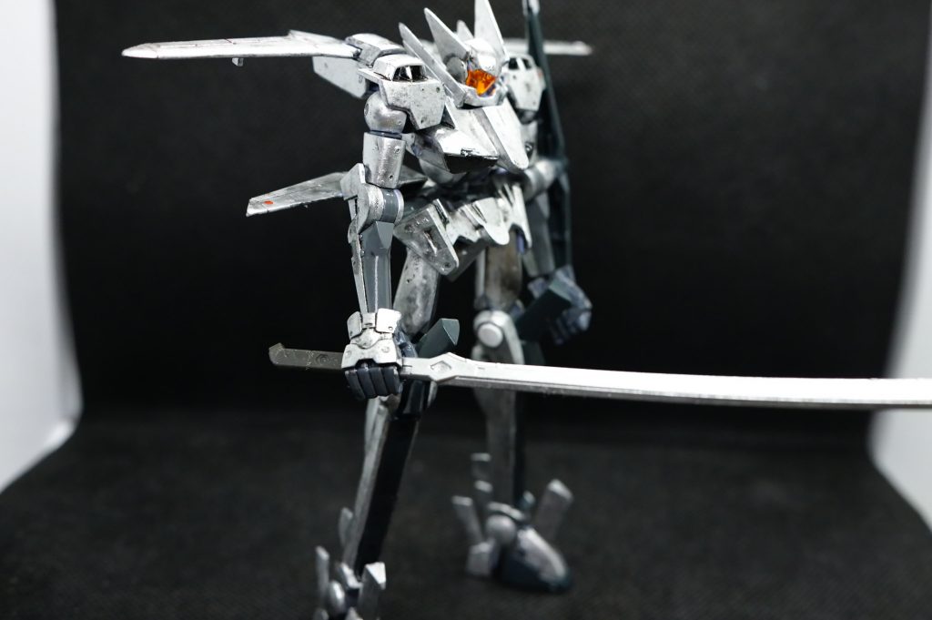 付属の銃は持ち手が細すぎで掴めないので代わりにポン刀(バルバトスのヤツ)を持たせたらメチャクチャしっくりきました。大戦末期は物資不足で銃も支給されなかったので、ポン刀一本持って敵艦に突っ込んで行くことで恐れられたとかなかったとか。