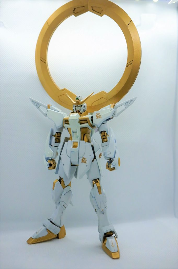 見ての通り使った色は白と金のみ。後ろの輪っかはスターゲイザーのものです。ていうか梵字の水転写デカールって普通にあるんですね。初めて知りました。