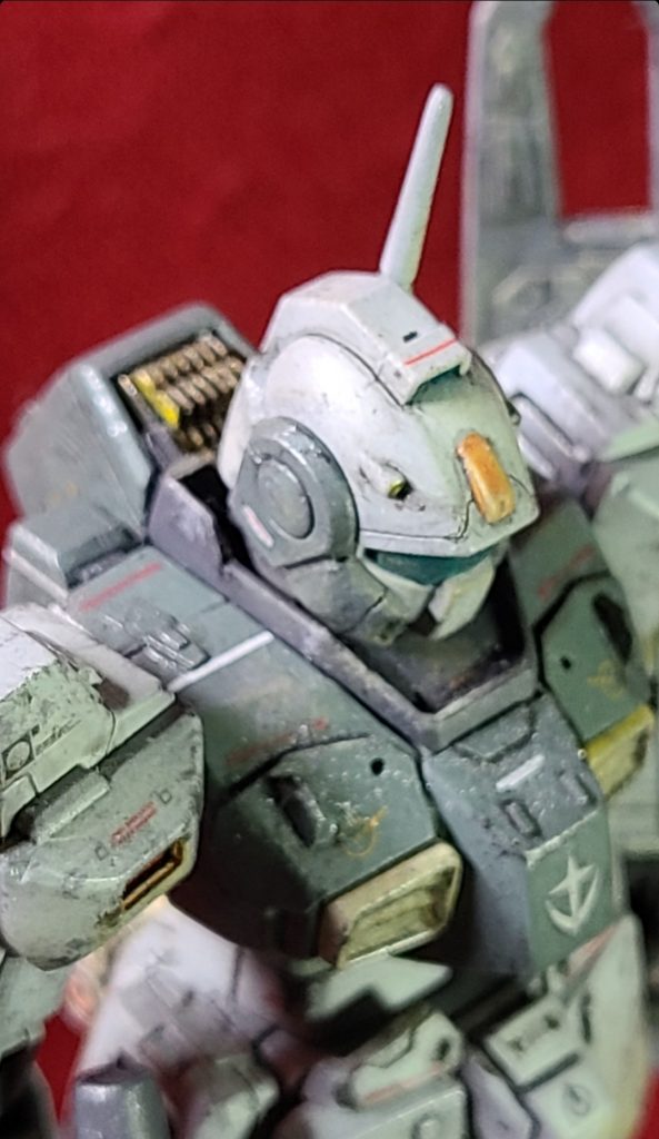 ヘッドギア状の部分がエリに当たって、グッと顎を引けなかったので、切れ込みをいれてより顔にフィットさせています(エリ後部も新造しています)。