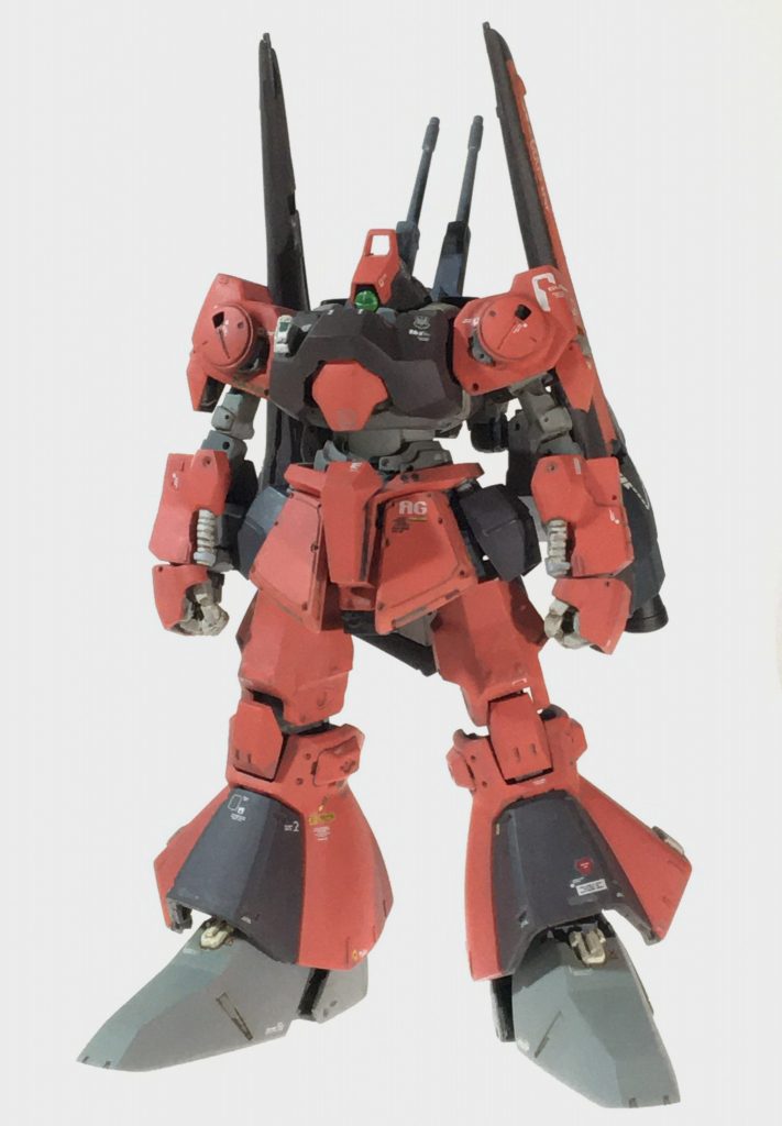 改造にあたっては『モデルグラフィックス』2004年9月号掲載の嶋村豊輝氏によるMG作例を参考にしました。ただし、HGUCキットのプロポーションは、MGの理想的ラインと大きな隔たりがあるので、全身のバランスに気をつけています。