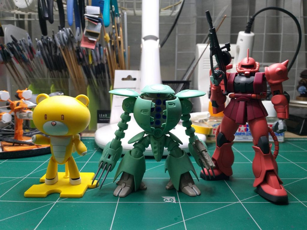 設定は14mということですが、脚部は膝を曲げた状態がポーズとしてはデフォルトなので、さらに小さい印象です。実際、大きさ(小ささ?)ではプチッガイといい勝負です。(゚∀゚)<価格もプチッガイの550円に対して500円といい勝負!