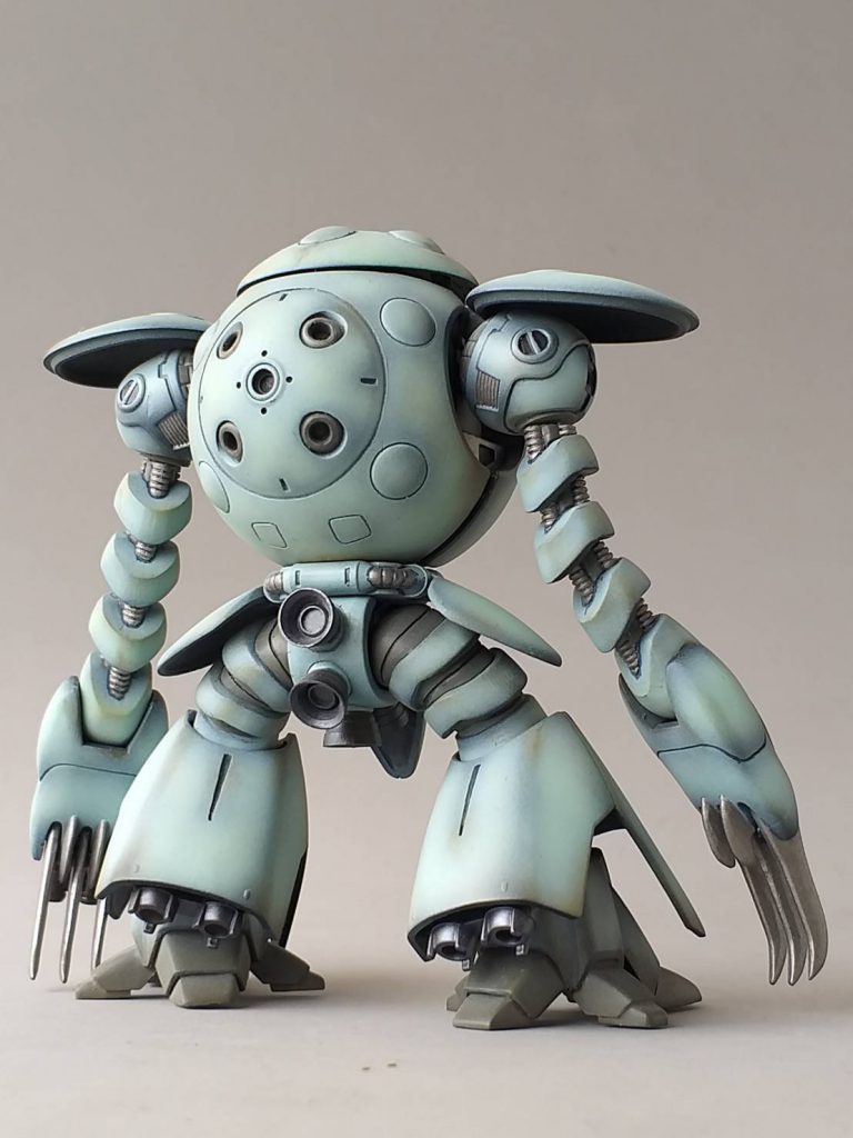 塗装はサフなしでシャドーで黒と茶の2色をエアブラシで吹き、クレオスのライトブルー(No.20)を調色なしで、そのままエアブラシで塗装。胴体内部のグレーとバーニア類と胸部ミサイル発射口のメタリックカラーはエアブラシで塗装。それ以外の部分はファレホとシタデルの筆塗りです。爪も後ハメ方法が面倒くさかったので筆塗りです。ファレホもシタデルも筆痕が出にくいので本当に助かります。さらにタミヤのウエザリングツールで表面に変化を付けて、最後はトップコートを光沢→艶消しの順番でエアブラシしました。(私の塗装も問題なのかも知れませんが、いきなり艶消しにすると、表面が粉っぽいというのか、白っぽくなりすぎるので今回はこうしてみました。個人的には気に入ってます。)(*‘ω‘ *)