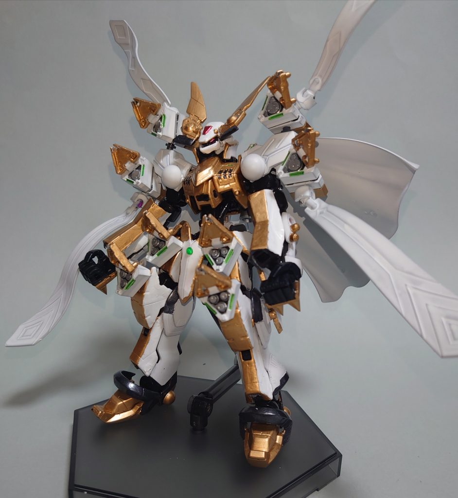 メイン武装のミサイルポッドは開閉可能です。ミサイルは２種類あり、作中通り肩の方が４連装大型ミサイルになっています。作中のイグドラシルは脇腹のあばら部分に２基ずつマイクロミサイルポッドが搭載しているのですがさすがに再現できなかったので、代わりに脚部の突起がミサイルポッドとして開閉します。こちらの弾頭はマイクロミサイルになっています。