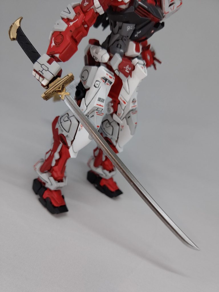 刀身は漂白剤でメッキを剥がしてからブレードシルバーで塗装、マスキングで波紋も再現しました。