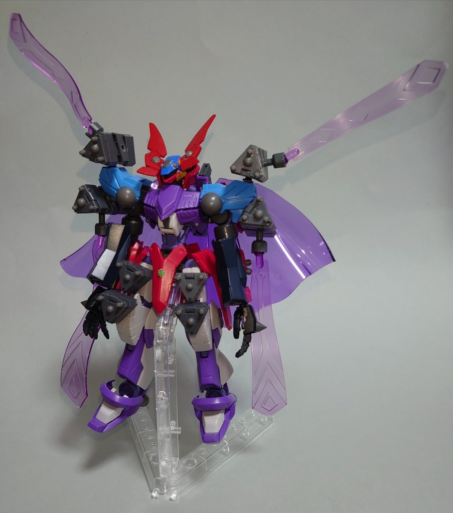 塗装前の最終段階がこちらです。キマリストルーパーのパーツを中心に構造を大きく変更。全体的に四肢にボリュームを増やしてイグドラシルらしい体系を目指していろいろミキシングを繰り返した結果こうなりました。実はグリムゲルデの装甲をつけられるようにフレームも改造しています。そして・・一番大変だったのがモールドの追加。イグドラシルの特徴的な丸モールドやボルトを全身に追加しています。激覇とブレイヴを何度も見返してようやくこの形になってくれました。以下、パーツ構成とカラーレシピです。【頭部】シュヴァルベ・グレイズ、ガンダムヴィダール、グリムゲルデ、シエルノヴァ指揮官用アーマー【胴体】キマリストルーパー【肩】ガンダムヴィダール【腕】グリムゲルデ、シュヴァルベ・グレイズ、極め手・角　1/100【腰】グリムゲルデ【足】キマリストルーパー【マント】トライスラッシュブレイド、シエルノヴァ指揮官用アーマー、ガンダムヴィダール【帯】LBX イフリート【ミサイルポッド】MSGマルチミサイル【白部分】クレオス:艶消しホワイト【金部分】クレオス:GXレッドゴールド【フレーム】クレオス:メタルブラック【黒部分】クレオス:GXメタルブラック【赤部分】クレオス:GXメタルレッド【緑部分】クレオス:GXメタルイエローグリーン【頭部センサー】クレオス:GXメタルピーチ