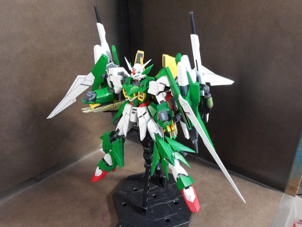 戦闘態勢両腕部にビームガンを固定装備　使用に応じて脱着可能