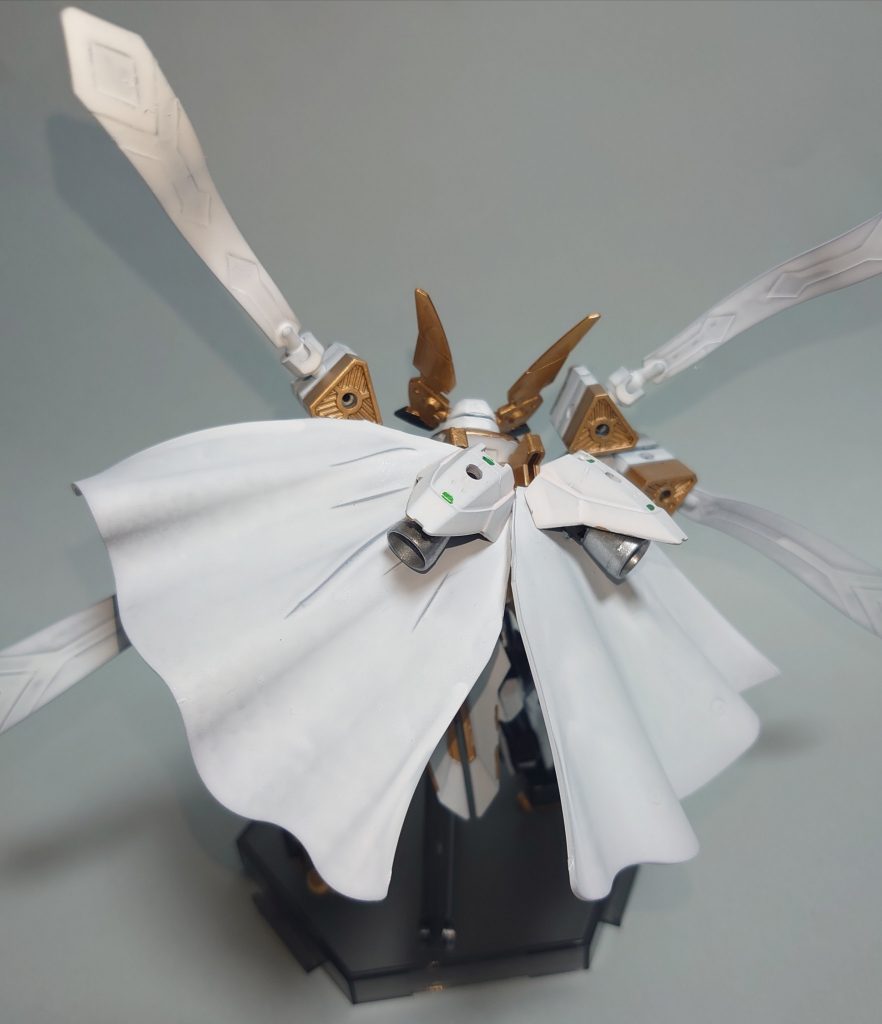 マントは基部のボールジョイントで可動します。