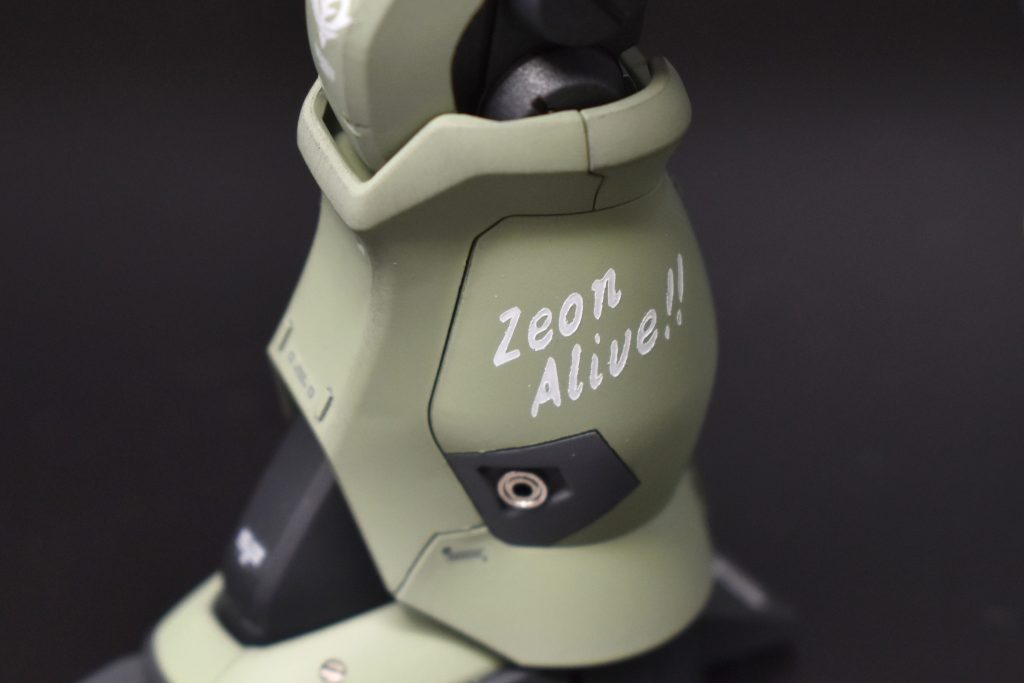 脚部にはジオンアライブロゴをマスキング塗装しています。