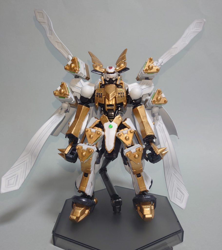 正面から見るとこんな感じです。頭部はどの方向から見てもイグドラシルに見えるように特にこだわって作りました。頭部はシュヴァルベ・グレイズをベースにヴィダールの顔を仕込んで制作しています。なので正面からみると作中と同様にツインアイが覗き込むようになっています。