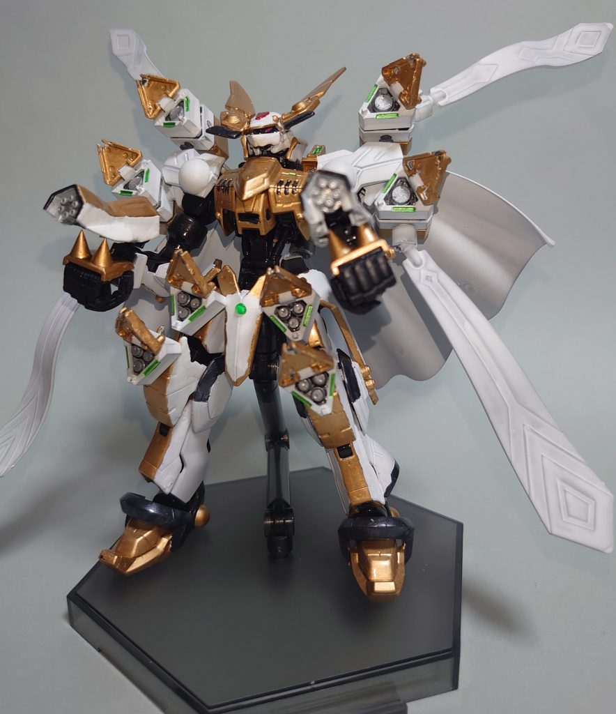 ガトリングは両腕に仕込まれているのでミサイルポッドと合わせて全門斉射することもできます。