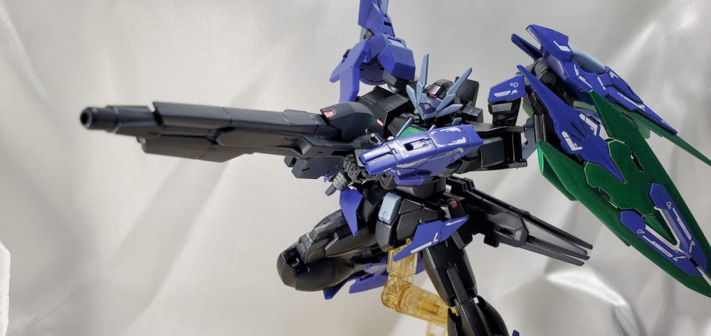 左側をバインダーにした事で、ウェポンラックが減ったので、遠近両用の新武器を装備させました。ライフルモード。