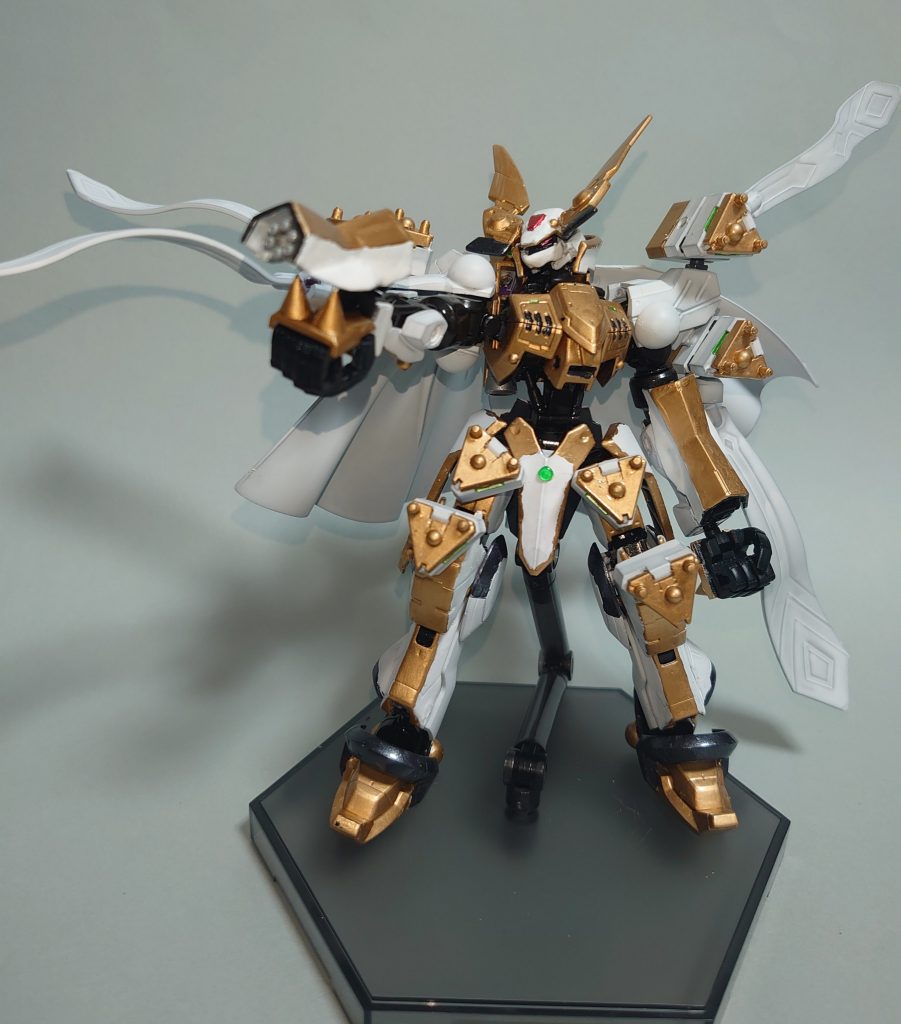 アレンジになりますが椀部装甲の裏側にはガトリングガンが仕込まれていて、装甲を展開することで発射形態を取ることが出来ます。中盤以降はキグナスワンにお役目を奪われることが多かったですが、序盤ではバーサーカー・ガンのガトリングで攻撃していた印象が強かったのでそこから採用してみました。