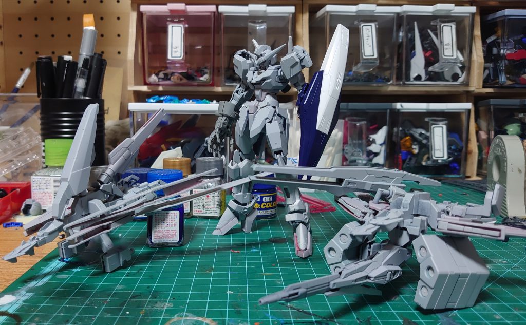 サフ最初は支援機は1つにしようかと思ったんですがちょっとゴチャつくなぁと2機にしましたちなみにカラーリングはバエルの白青を白多めで無機質で冷たい感じにした上にクリアディープブルーでグラデーションをかけてます。クリアパーツ部分は悪の帝王フリーザ様を意識した紫寄りのピンクのメタリックにしました