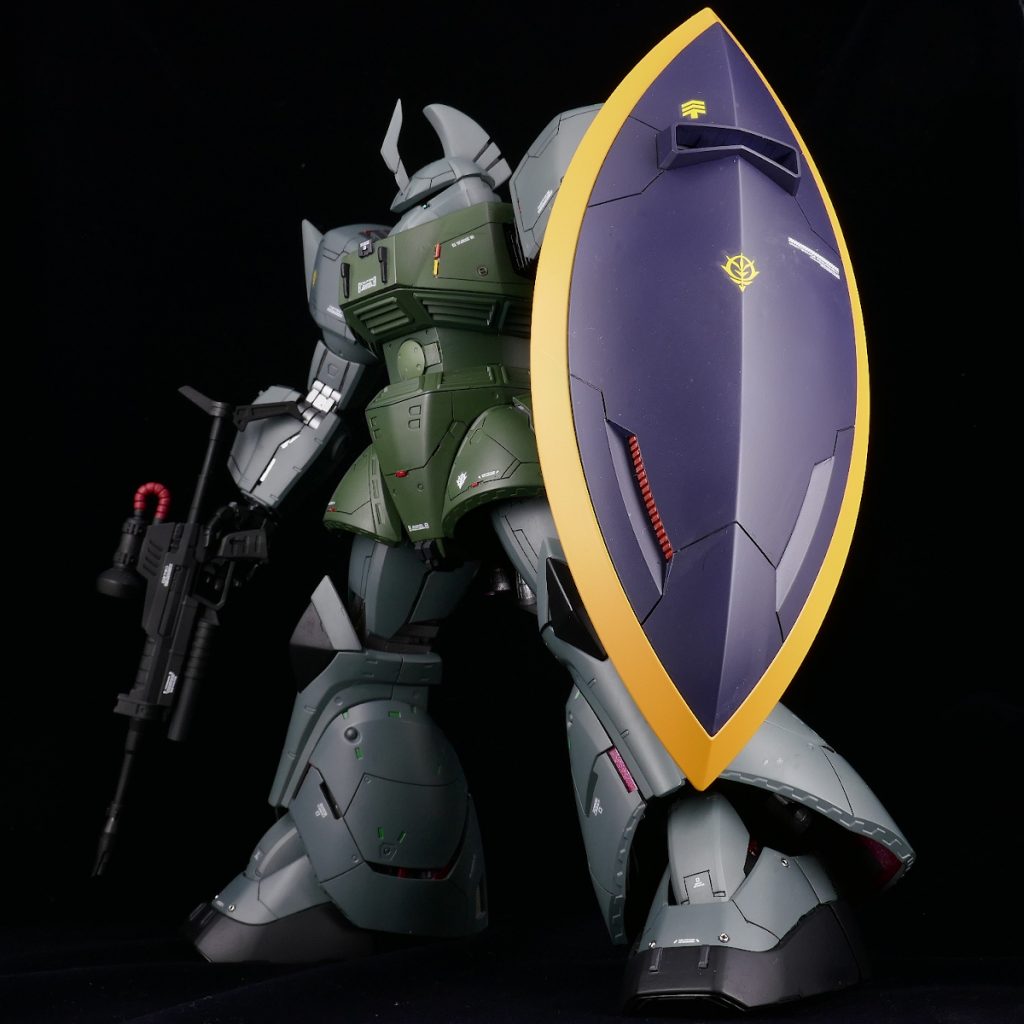 シールドも筋彫りしてます。