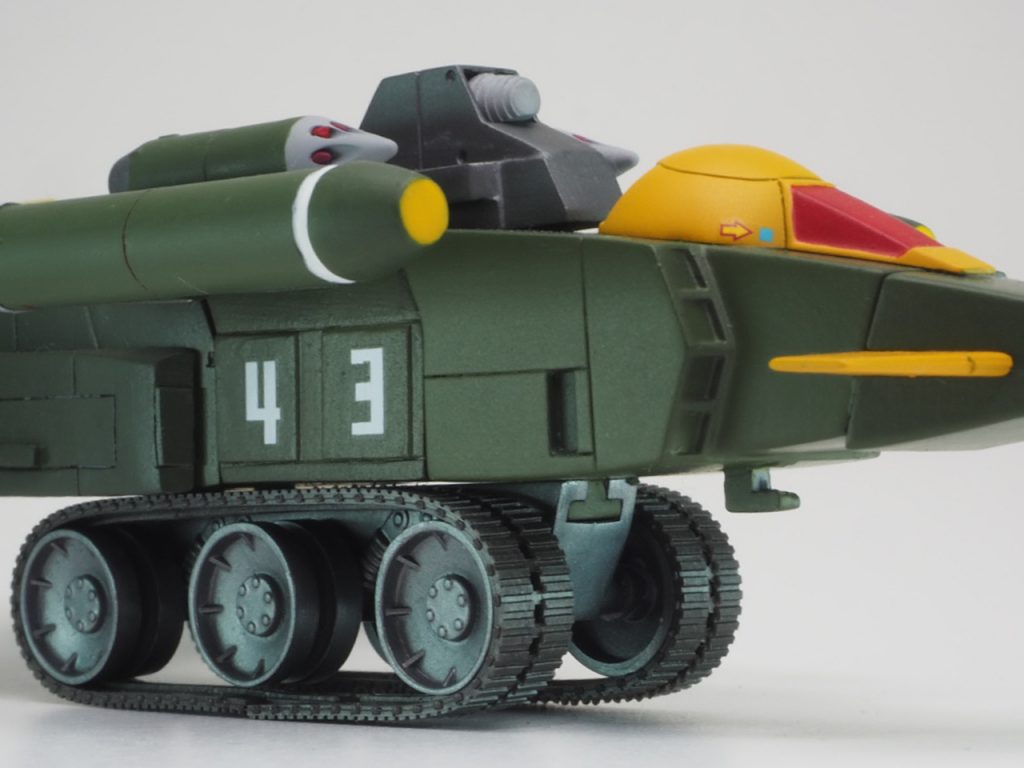 キャタピラとコンテナのアップ