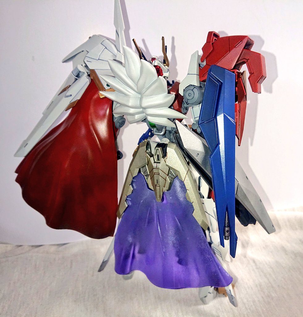 バックショット鬣はフィギュアライズのブロリーから。腰にはトライスラッシュブレイドを装備、クリアパーツにはパールライトブルーを吹いてます。