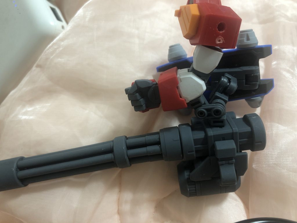 まずは腕から、 肩はヘビーアームズの肩に変更、しかしこのままだと合わなく3mmで穴を開けてそのままタイタスの腕をぐっつく、腕部分にアムアムズのジョイントパツを接着しタイタスの腕に、腕部分にアムアムズのジョイントパツを接着しタイタスの腕にそのままザイアントガトリングをーぐっつける、そしてアムアムズジョイントの3mm穴に同じジョイントパツをぐっつける、反対側も同じ。