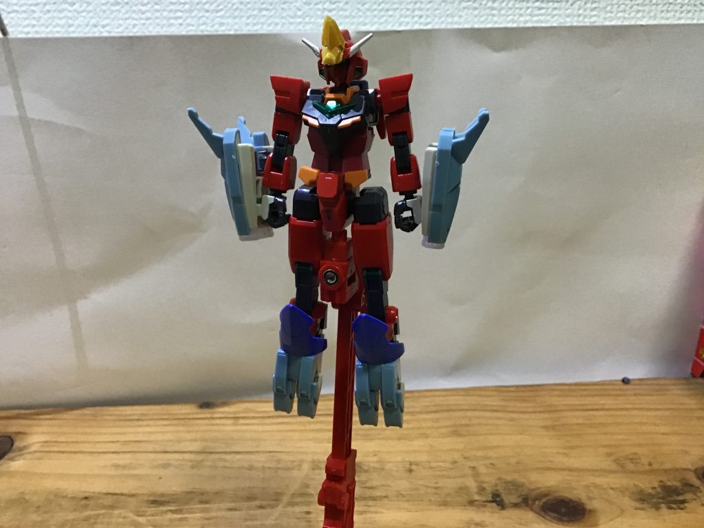 新装備「ナックルアーマー」です手首と足首にガントレット頭部にはアンテナの追加をしましたちなみにこの状態は、自立できません(笑)