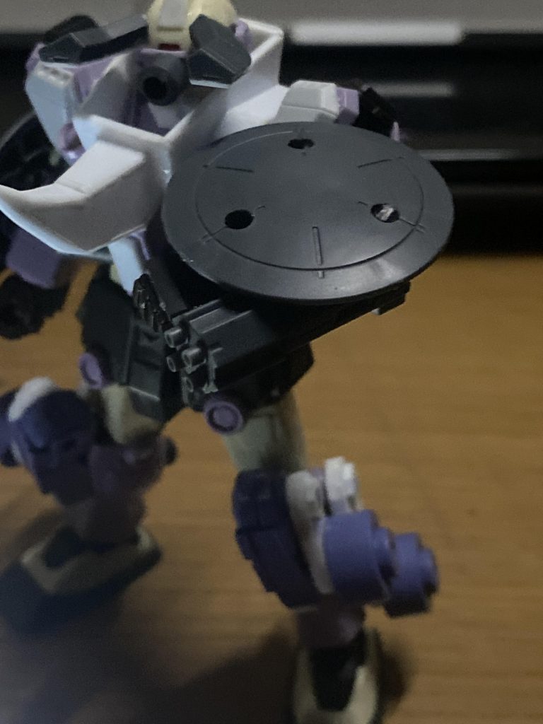 メインの武装は腕部のガトリングとシールドの複合兵装を両腕に一つずつ装備しています。そして追加武装を装備することも…