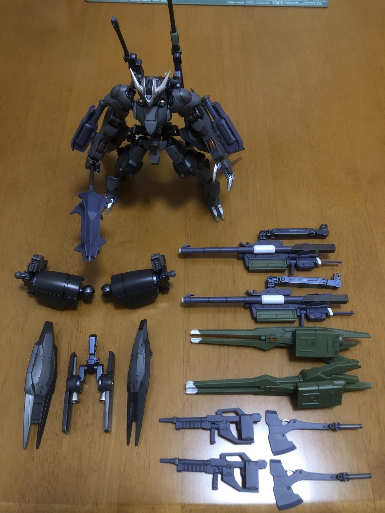 通常形態と追加装備一覧です。武装は、・300mm滑空砲×2・大型レールキャノン×2・3連装ミサイルポッド×2・グレイズ用120mmライフル×2・腕部ロケット砲×2 ・腕部200mm砲×2・ソードメイス　・メイス　・大太刀・バトルアックス×2 ・テイルブレード・ディアボロスネイルとなっています。