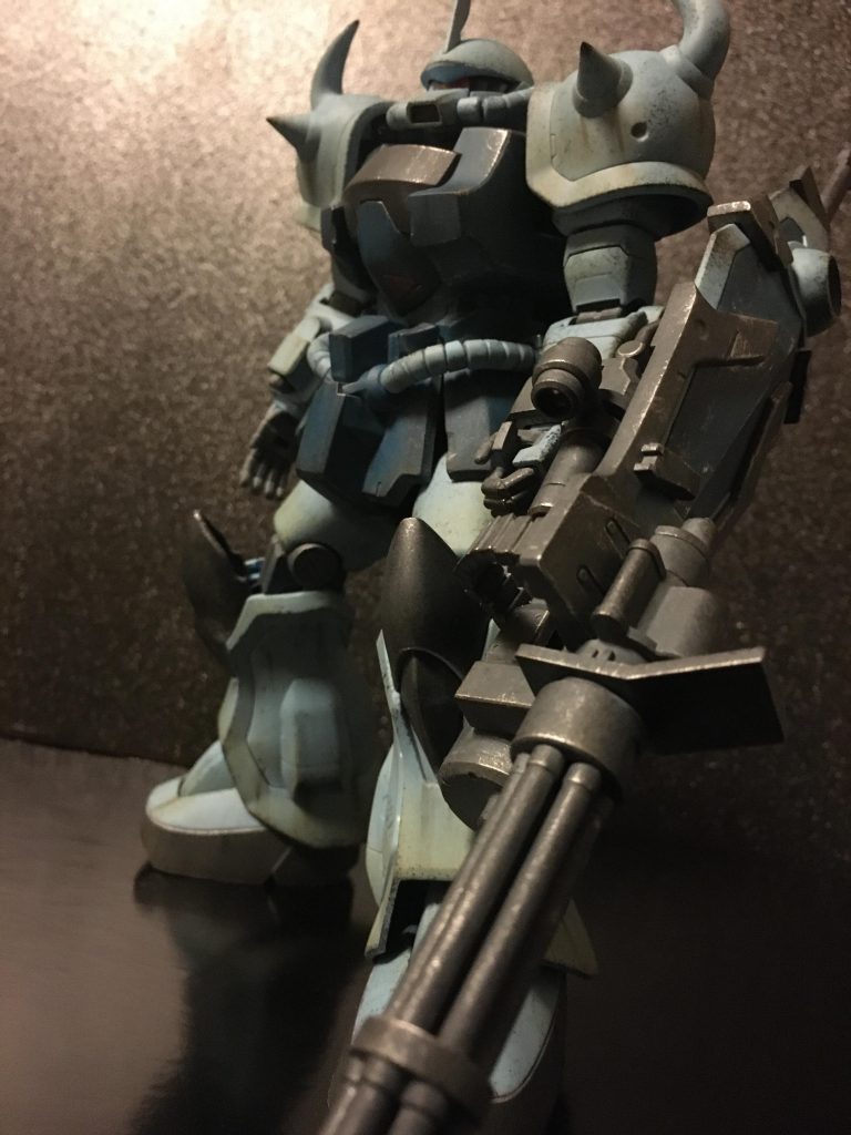 肩アーマーのスパイクの真っ直ぐの方の先端がさすがに丸すぎたので、ランナーを使って尖らせた以外は特にいじらず作りました