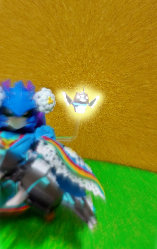 「急々如律令! 天津罪の星よ…!」トワの術に呼応してオハギが変身!