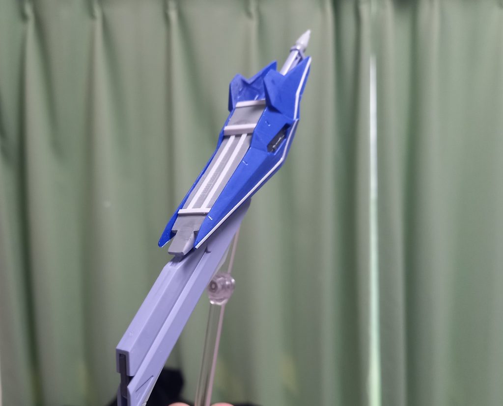 バックパックや大型武装はそれぞれ必要なパーツを繋ぎ合わせ、ブラ板でカバーをして製作しています。