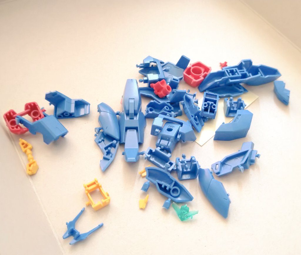 初めてサフを吹くために何も見ずひたすら切る作業。最初は大丈夫か不安でしたが、案外平気でした。