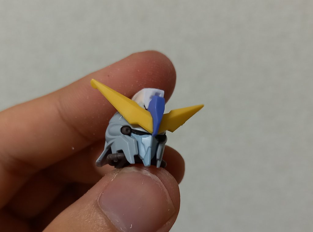 頭部はシナンジュスタインをベースに、テルティウムのトサカとアンテナ、ライトニングガンダムのフェイスパーツを組み合わせて作っています。