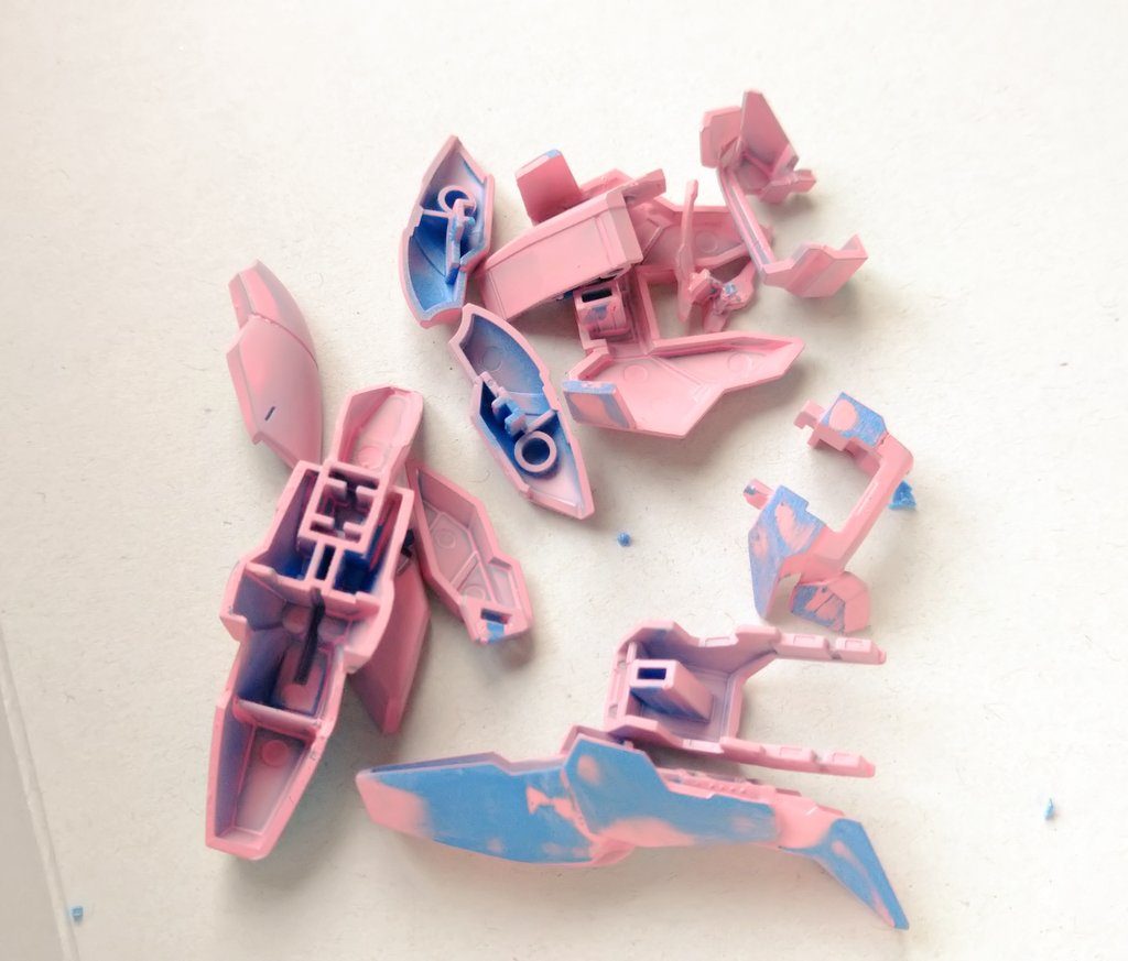 これはサフ1回目の写真です。慣れてないので、吹く→ヤスリがけを3回近く繰り返してなんとか塗装までいきました。ピンクサフな理由は、メイン塗料がピンクだからです。