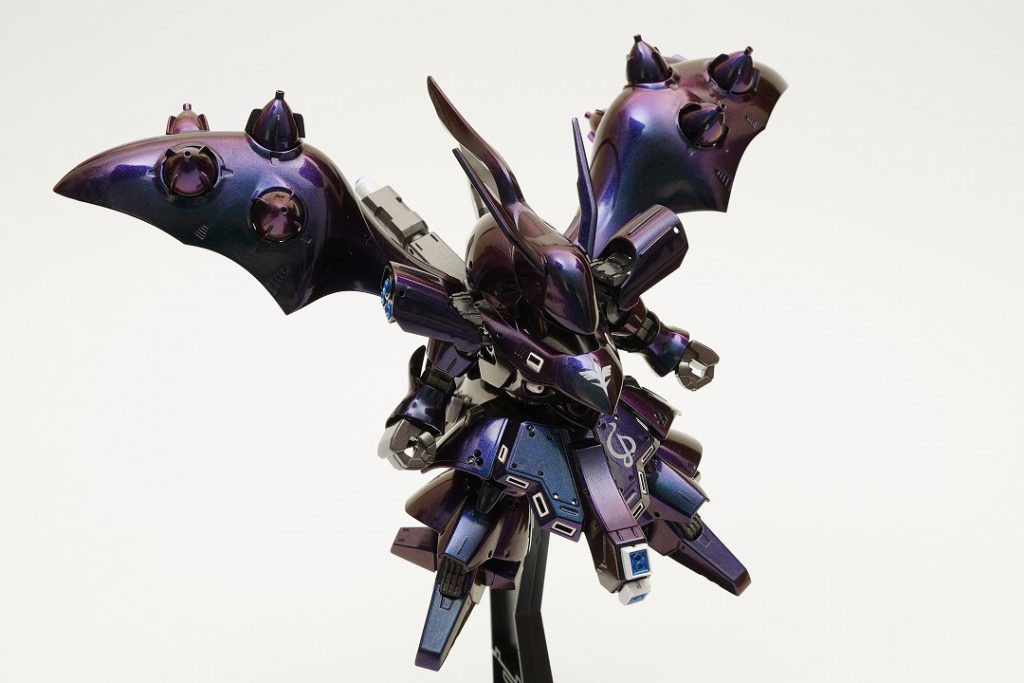 光の角度によって大きく色が変わりますね。