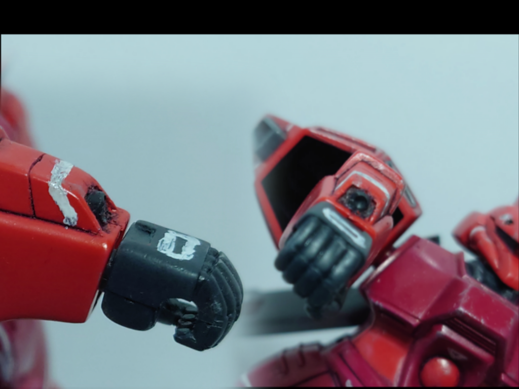 腕のビームスポットガンはキットはシールですが、ランナーを挿して穴を開けて作りました。