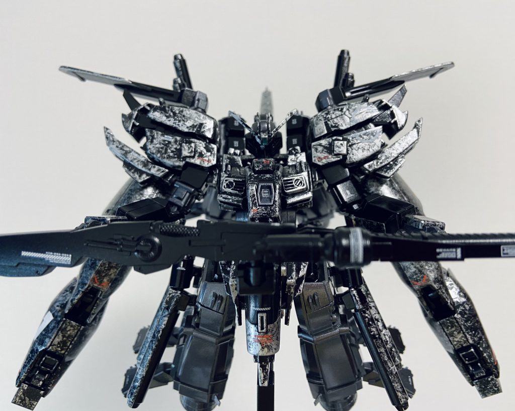 スマートガンを横に構える特徴的なポージングで。