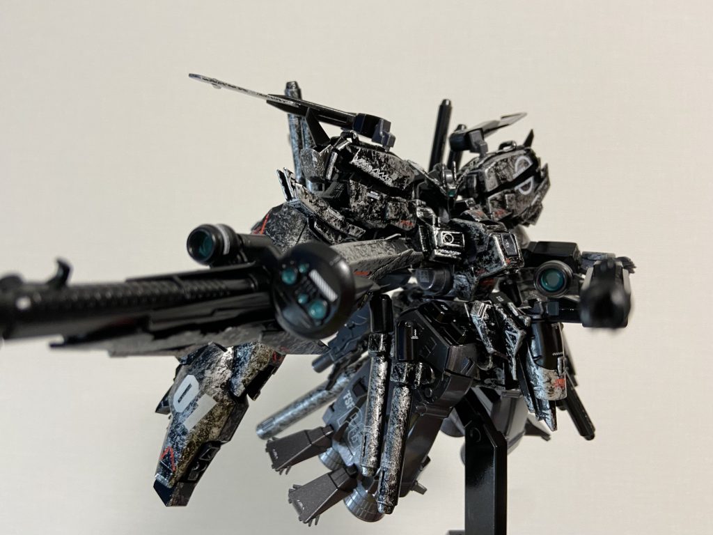 ビーム・スマートガンを2丁構えてポージング。