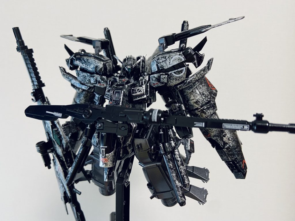 正面から見てみるとこんな感じです。初めてのラップ塗装ということで雑な部分も多いかもしれませんが、個人的には満足です。この上からクリアレッドで塗装しようか迷ったのですが、この無骨な感じが気に入ったのであえてこのままにしてみました。