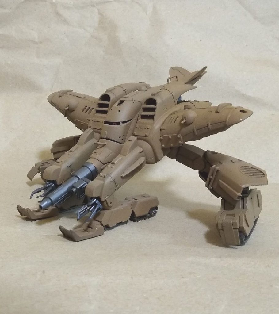 30MMのオプションパーツで脚をキャタピラにして戦車風にしました。フォルムが飛行機にも見えたので尾翼もつけて飛べることにしました。