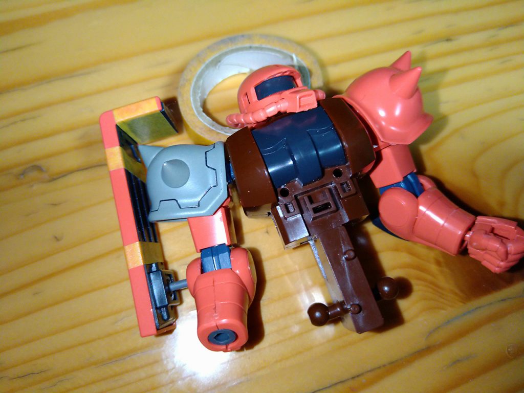 右肩のスパイクアーマーはMS06Rのキットの余剰パーツを使用しました。