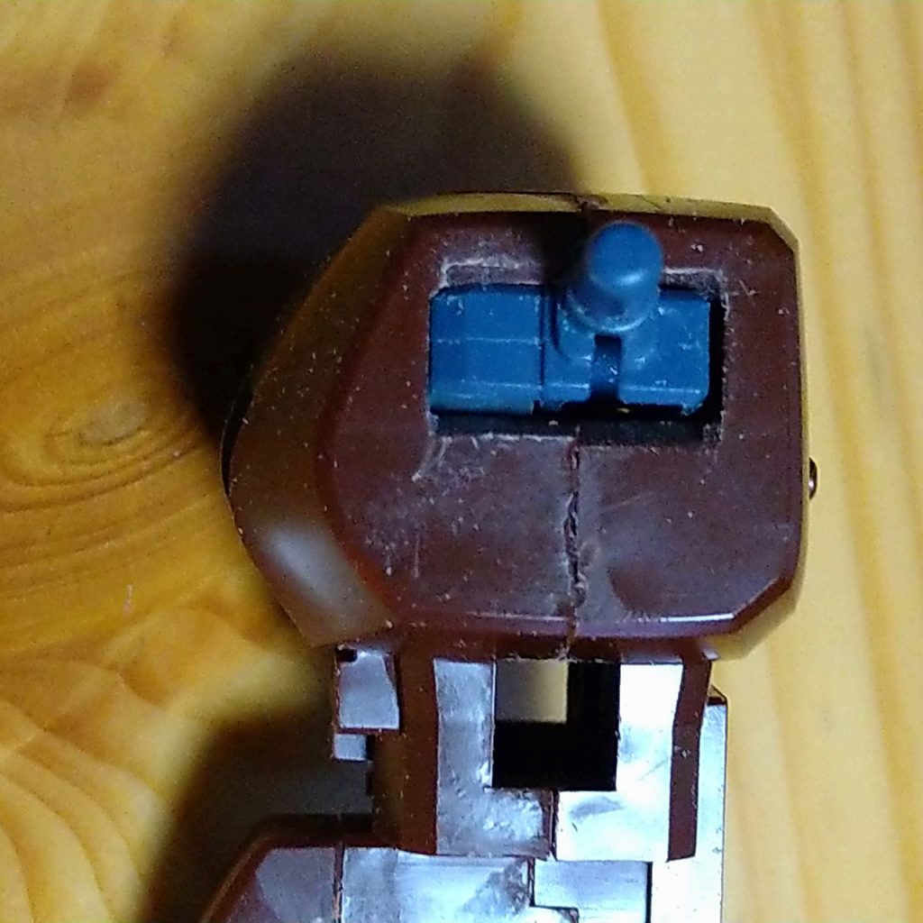 肩関節の軸に可動域を設けていかり肩を少し控えてアニメのイメージに近づけました。