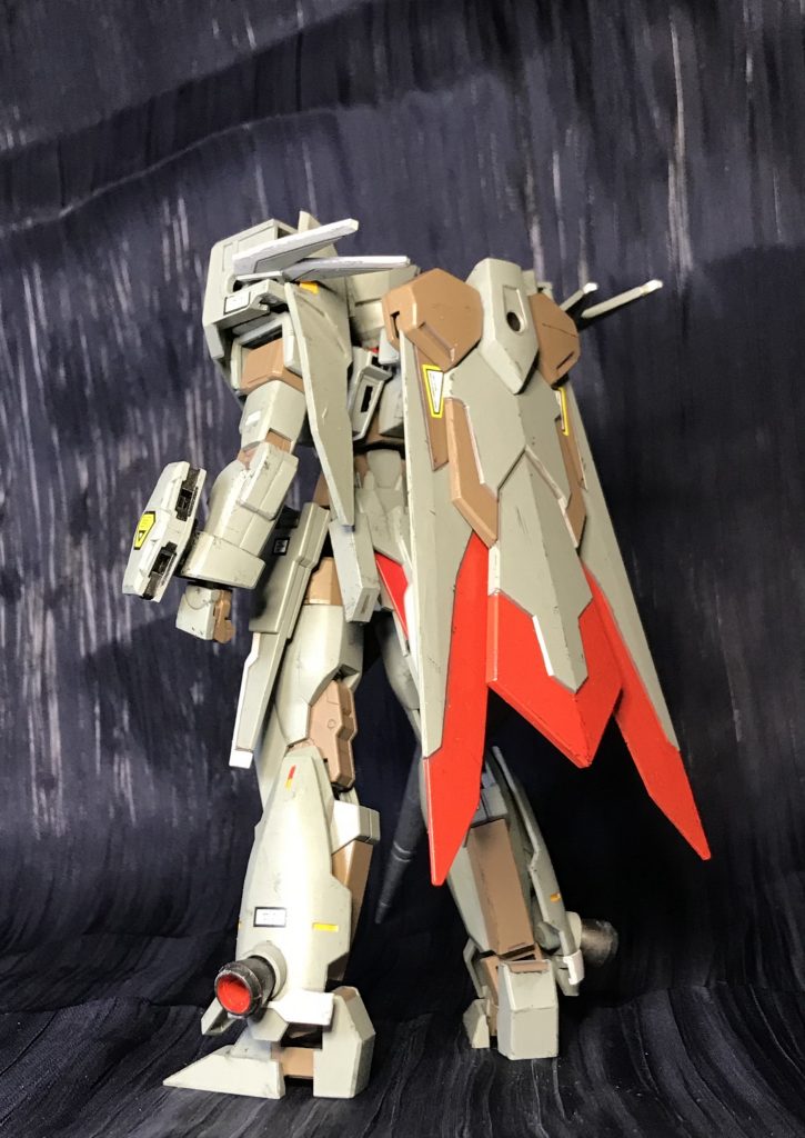 部品取りされた両肩には予備で購入しておいたダブルリベイクライフルの肩アーマーを取り付け、両脛脇には30MMのパーツを盛ってクロスボーンバンガードっぽい脚ラインを目指してみました。あとゴーグルをコスモバビロニアっぽくしたくらいで、今回はそんな手の込んだ事はしませんでした。