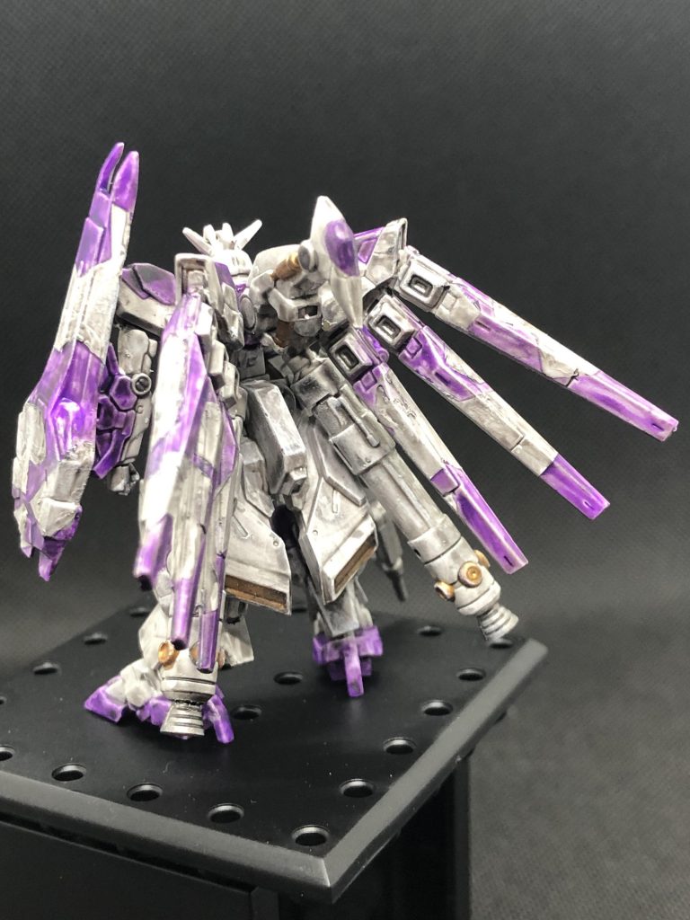 背中から。ファンネルはスプリッター迷彩にしました。