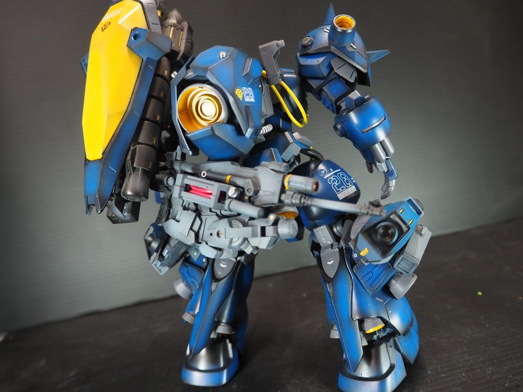 ライフルは腰にマウント可能。足のミサイルポット裏にはブースターを設置してあるため、追加武装だけでなく弾薬が尽きた後も推進器としての役割を果たすため重いこの機体の移動補助にもなっている。