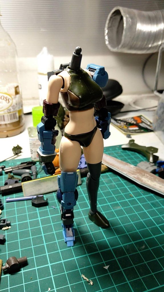 制作過程その1。仮組みにポルタノヴァのパーツをざっとはめてみたところ。腕は短かったのでキットのパーツを流用して延長。脚はほぼ無改造ですが、長さぴったり。太ももパーツはこの後上下反転しました。