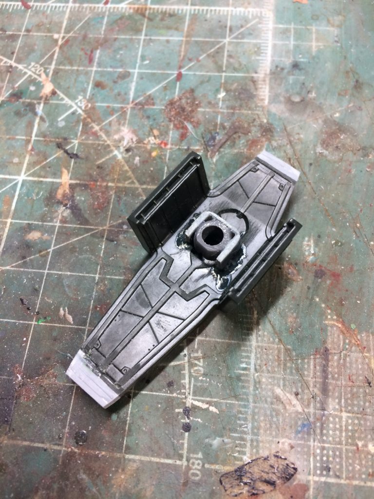 シールドの取り付け位置を調整するために、接続部分を加工しました。それと、少し大きく見せるために、下3mm上2mm延長しました。