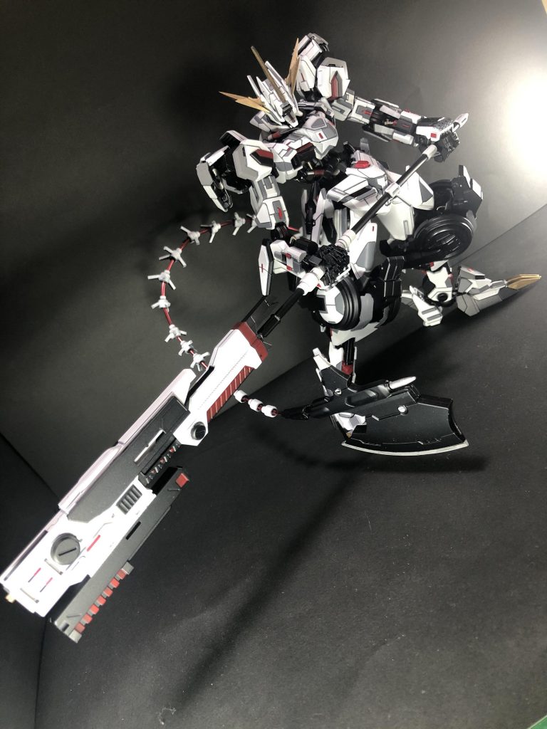 武器はガンメイス。先端に心ばかりの銃口が付いていますが、パイロットが『遠距離武器など不用だ』と言って最後まで弾が放たれる事は無かったそうです…