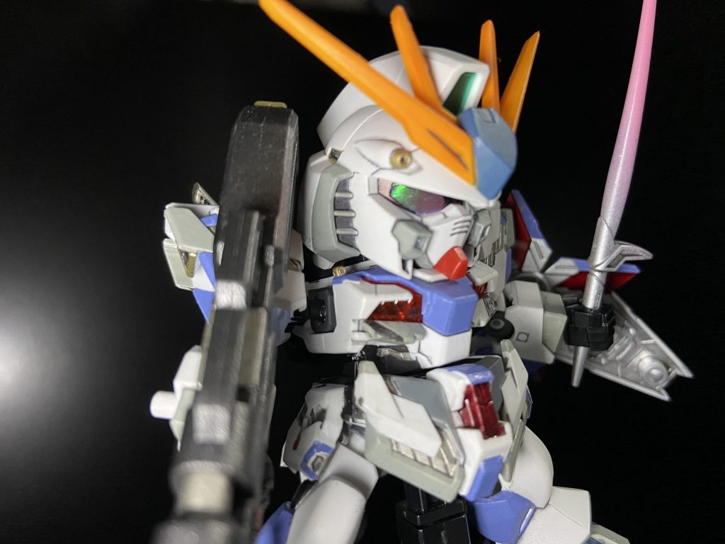 目は100均の偏光シール、トサカの前後はキット付属のシールを採用。νガンダムはやっぱイケメンやなぁ。ちなみに全身にシャーペンでエッジをつけてます♪取れますが効果は中々です。