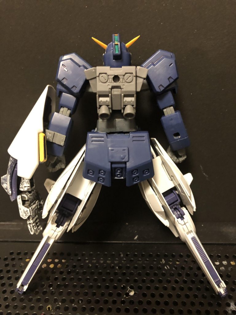 オリジンガンダムのバックパックの丸軸に差し込むようにバックパックonバックパックができるように、ヘイズルのバックパックに3ミリ軸を追加しています。写真はありませんが、スカートのチョバムアーマーも取り外せます。